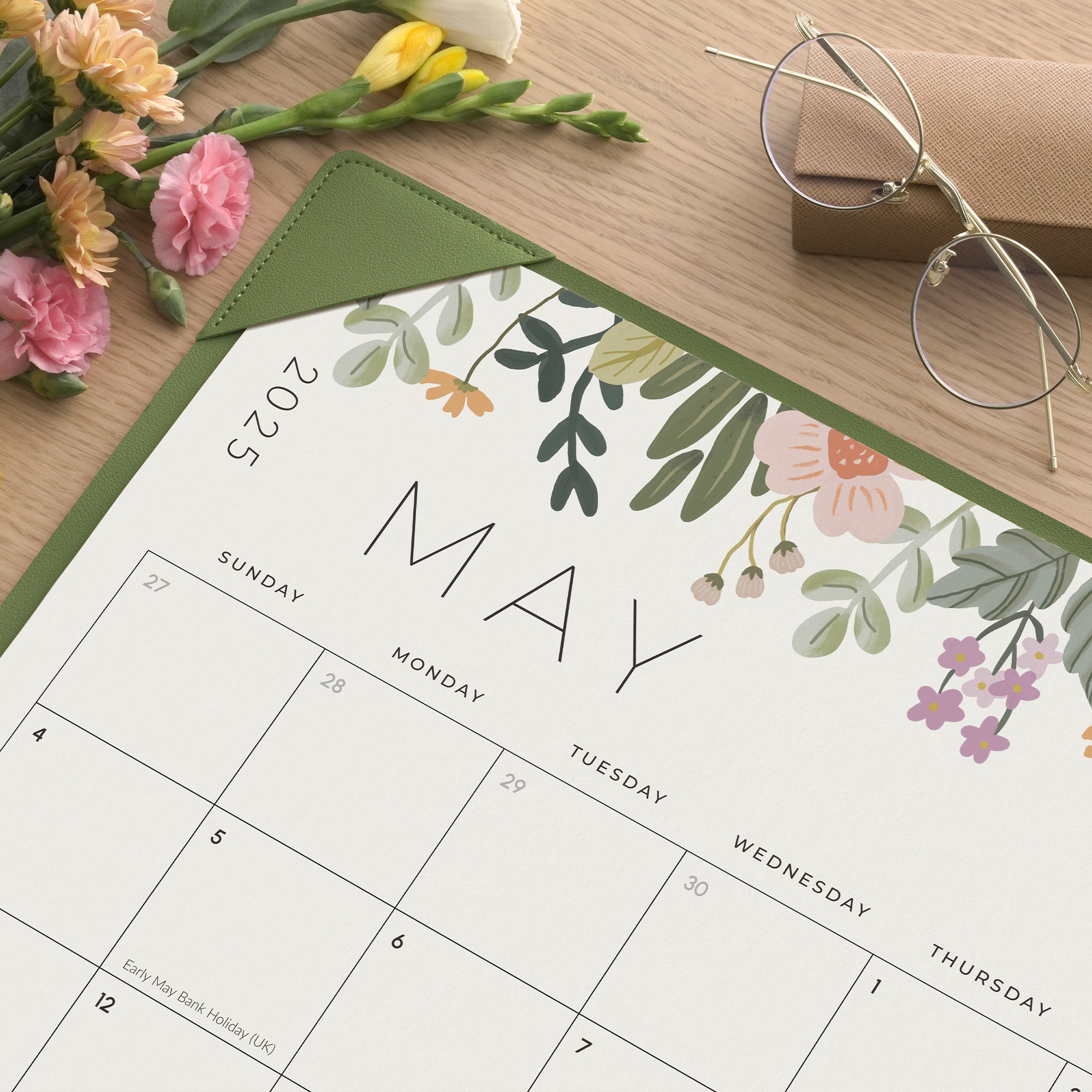 Cabbrix 2025-2026 Desk Calendar, Floral Elements, Green